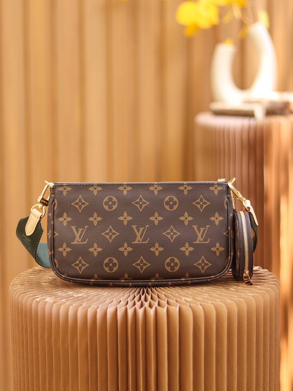 Louis Vuitton's 𝙈𝙐𝙇𝙏𝙄 𝙋𝙊𝘾𝙃𝙀𝙏𝙏𝙀 handbag - Image 3