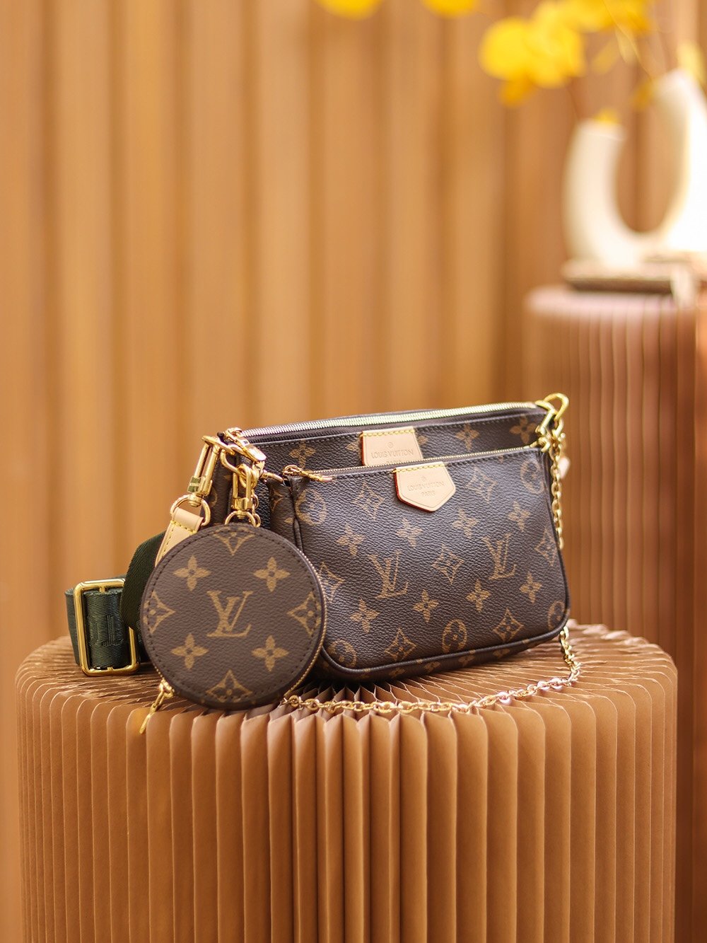 Louis Vuitton's 𝙈𝙐𝙇𝙏𝙄 𝙋𝙊𝘾𝙃𝙀𝙏𝙏𝙀 handbag - Image 4