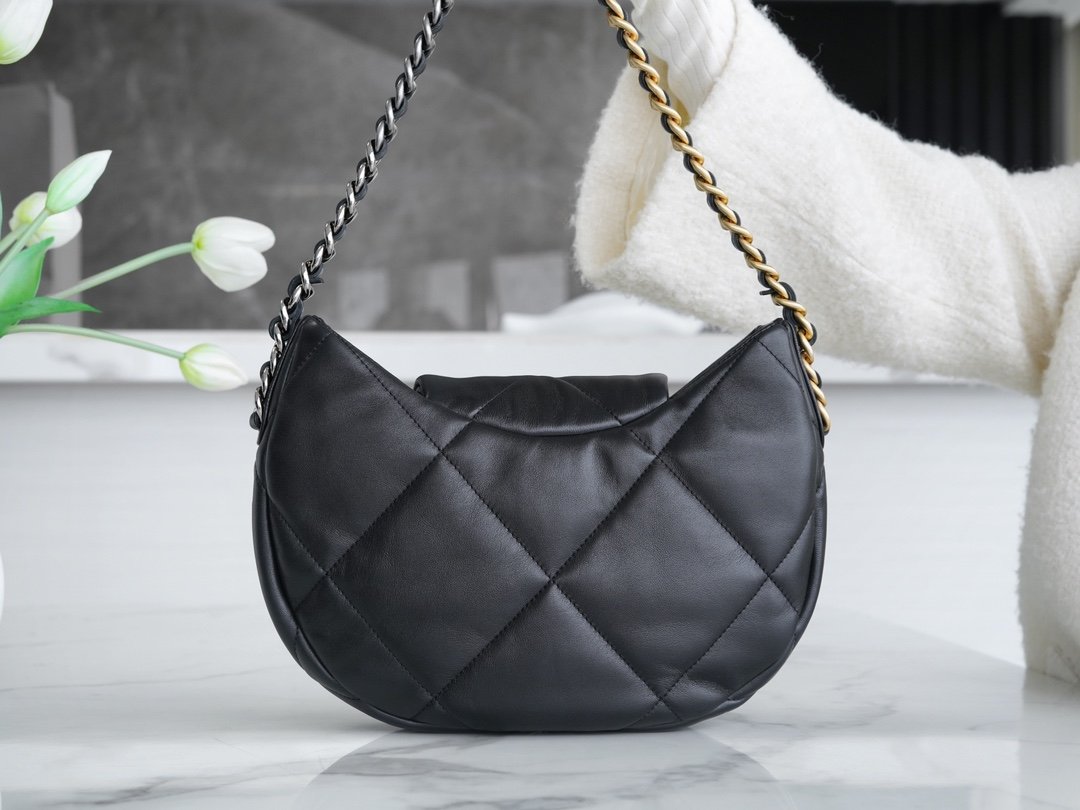 Chanel Wandering Armpit Bag - Image 4