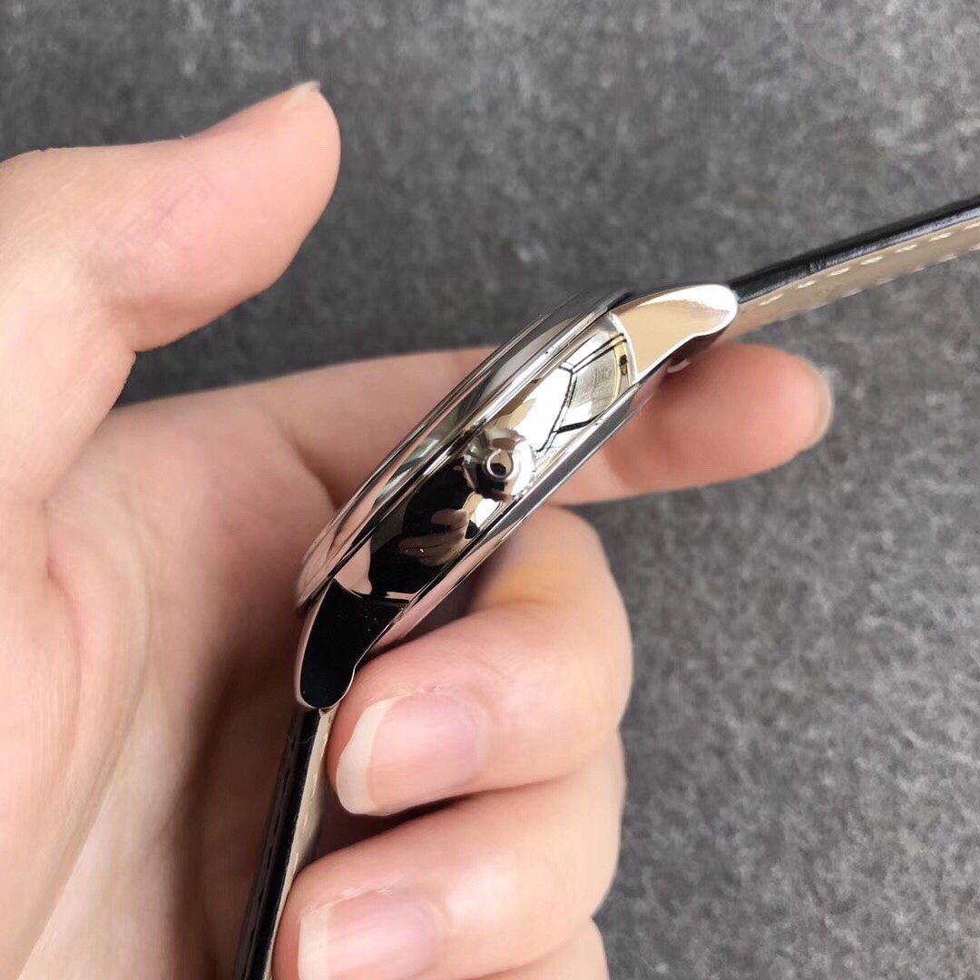 Omega Disc Fly: Elegant Dynamic Display - Image 4