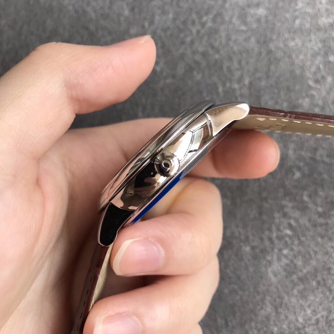 Omega Disc Fly: Elegant Dynamic Display - Image 4