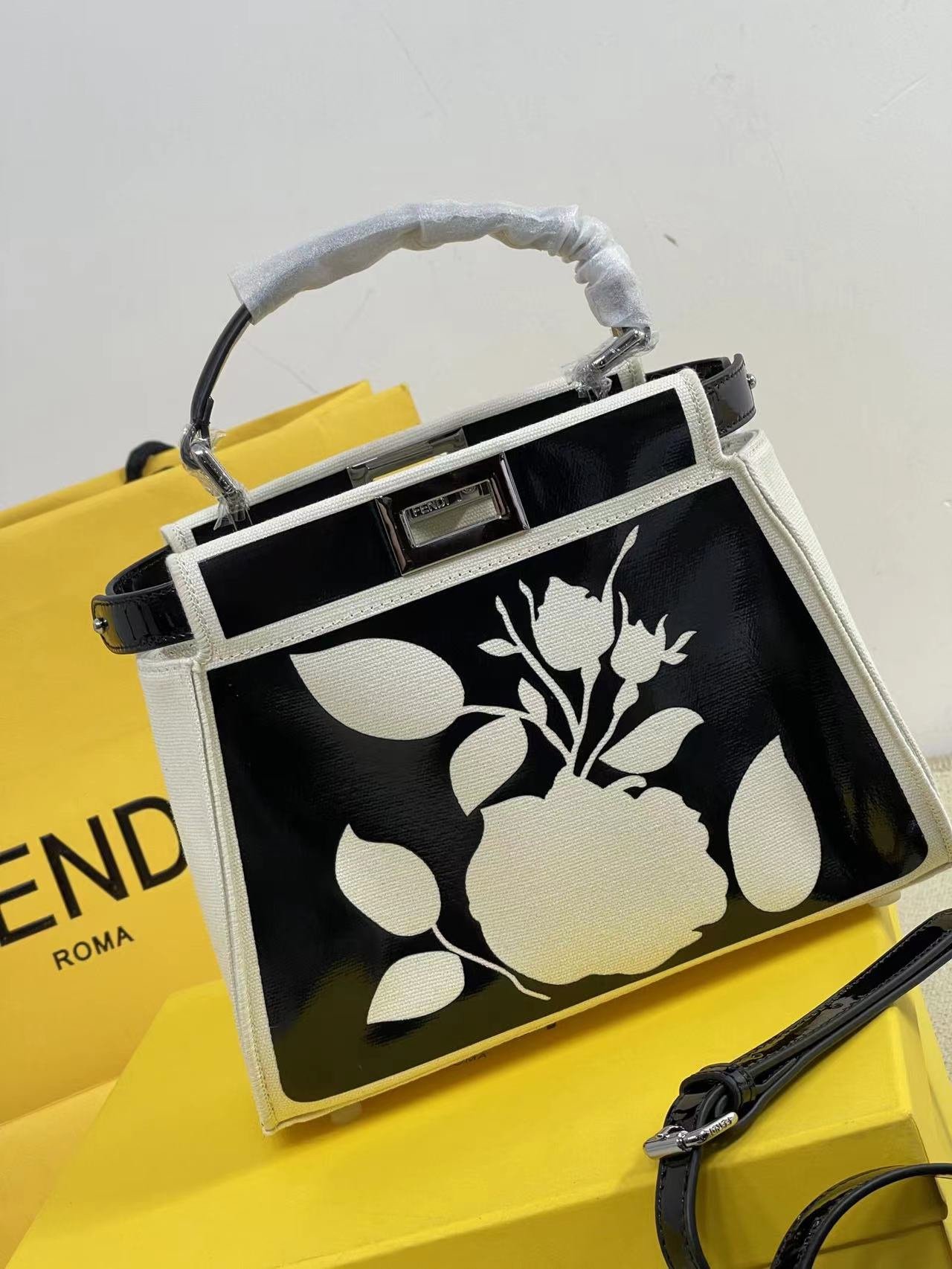 FENDI Peekaboo Small Handbag - Image 2