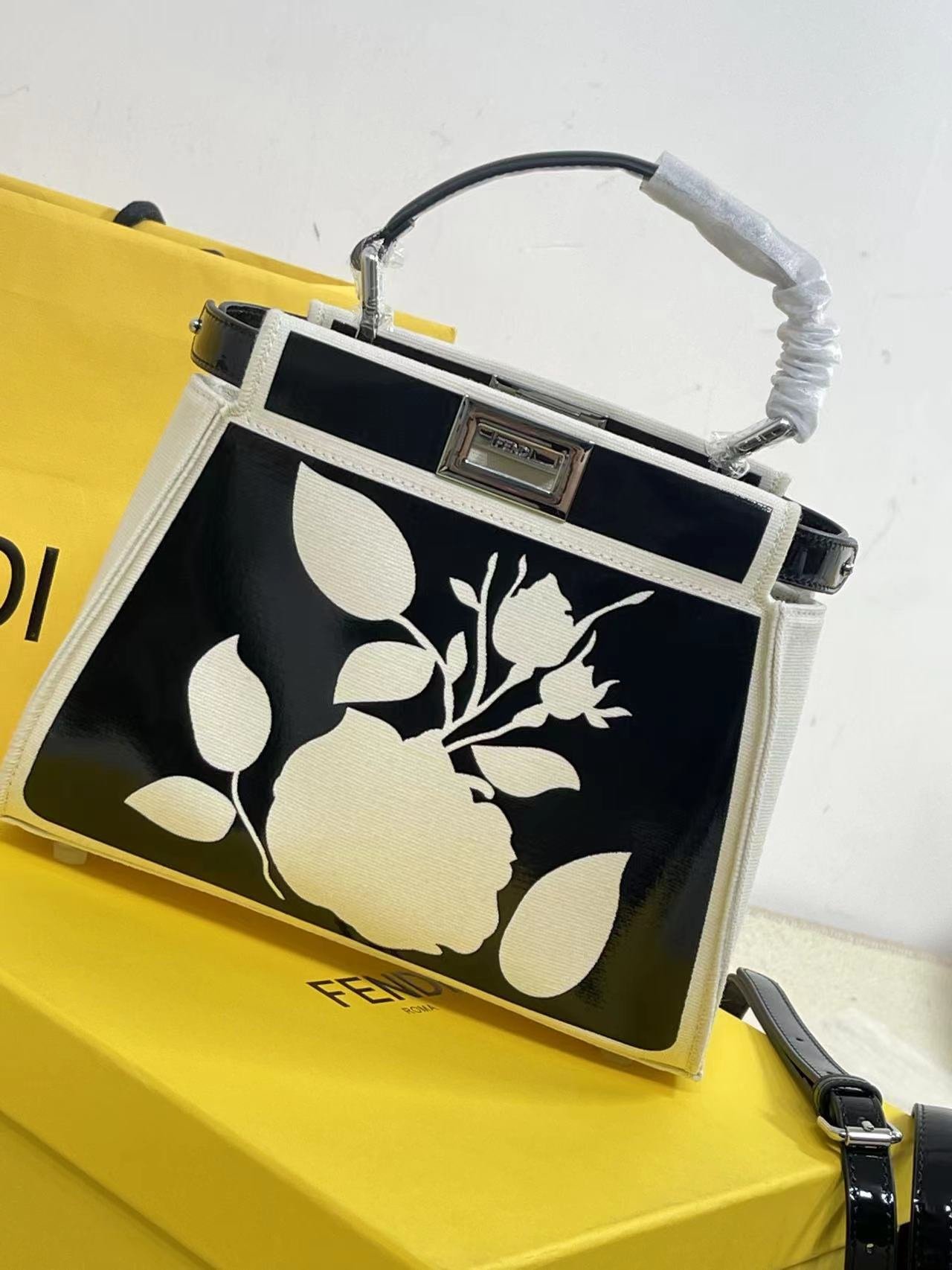 FENDI Peekaboo Small Handbag - Image 3