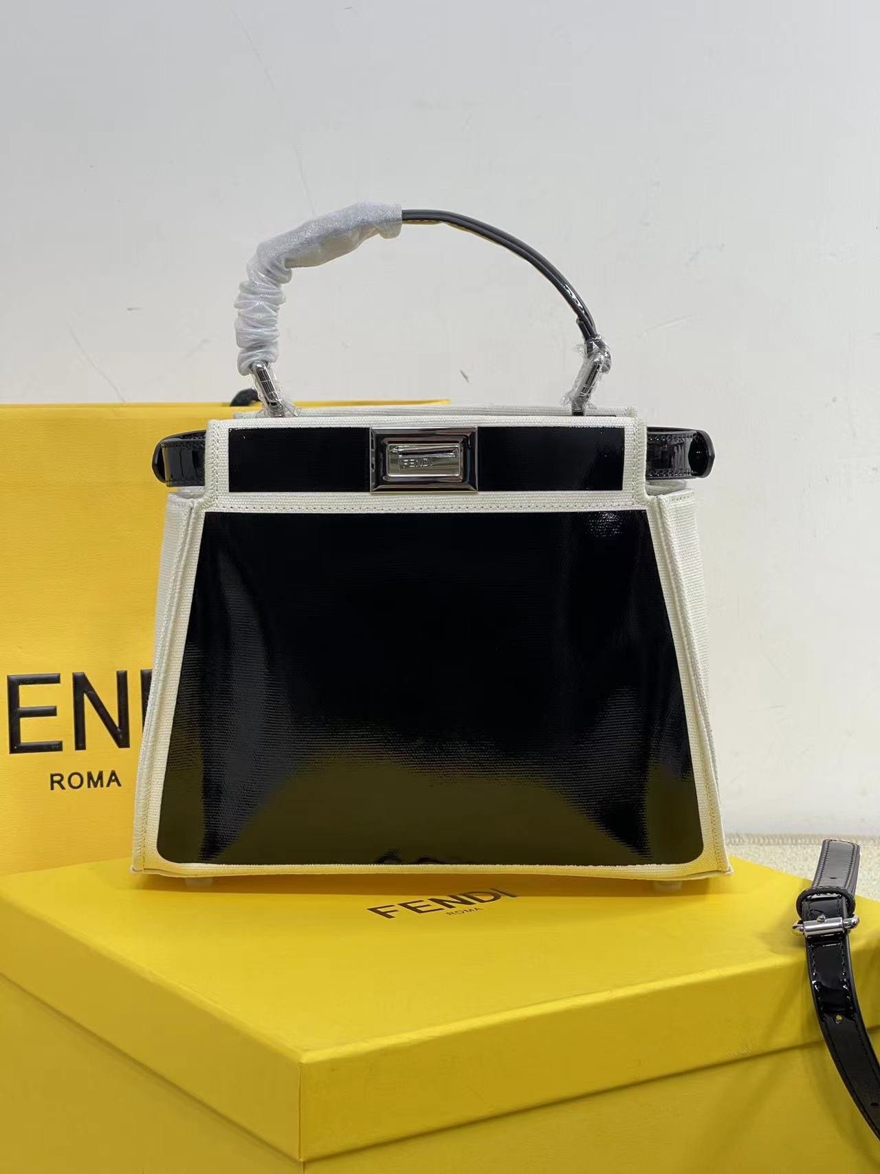 FENDI Peekaboo Small Handbag - Image 4