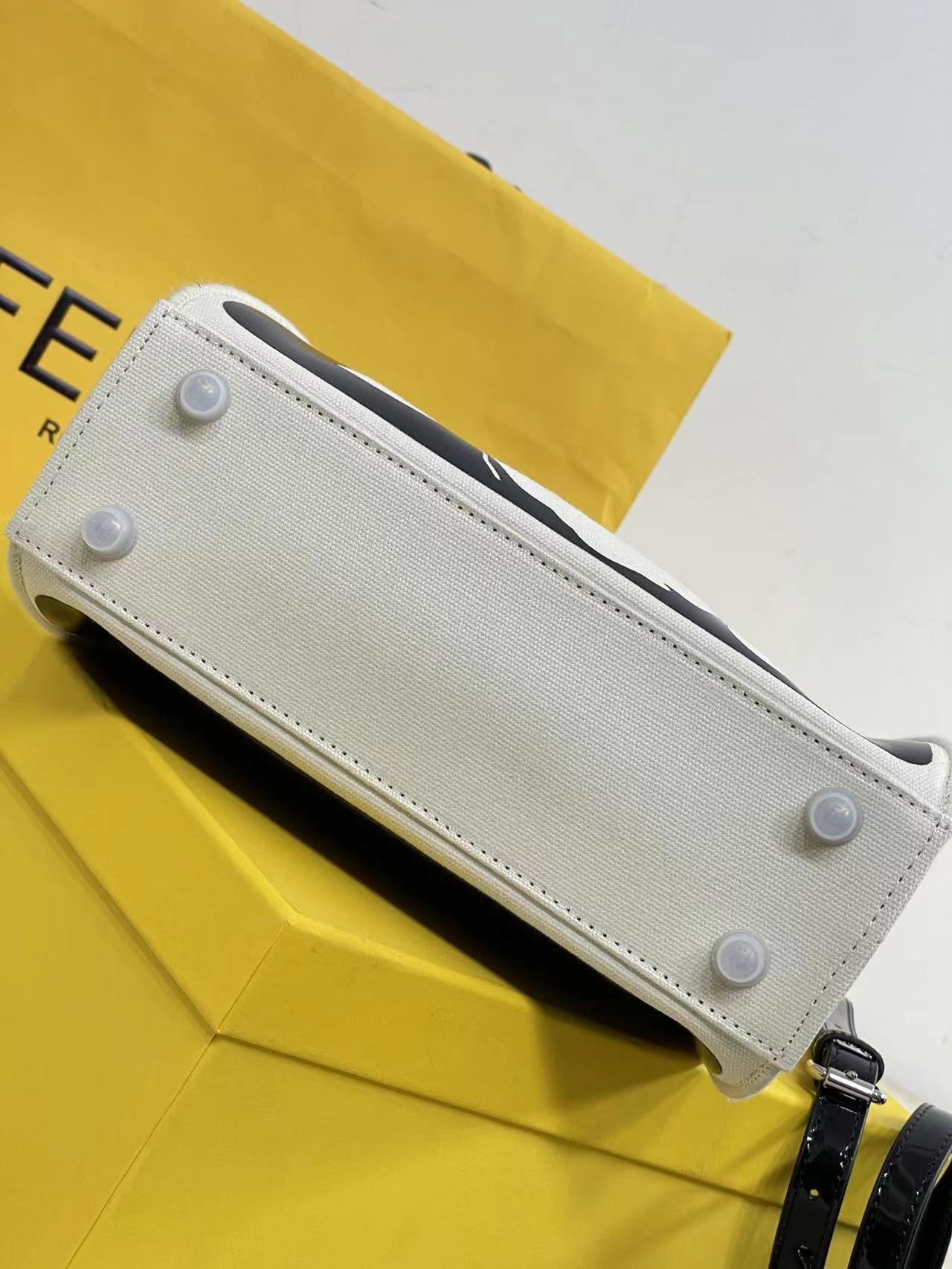 FENDI Peekaboo Small Handbag - Image 6